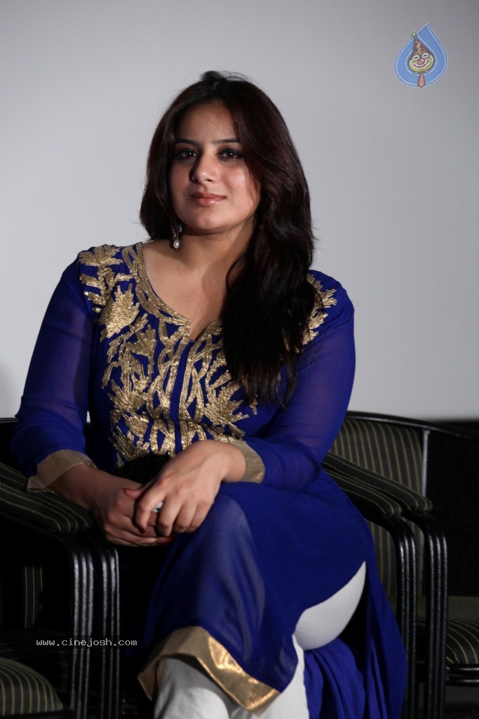 Pooja Gandhi New Stills - 82 / 104 photos