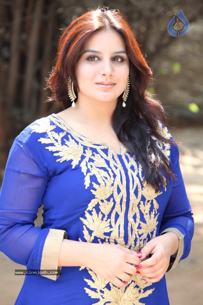 Pooja Gandhi New Stills - 87 / 104 photos
