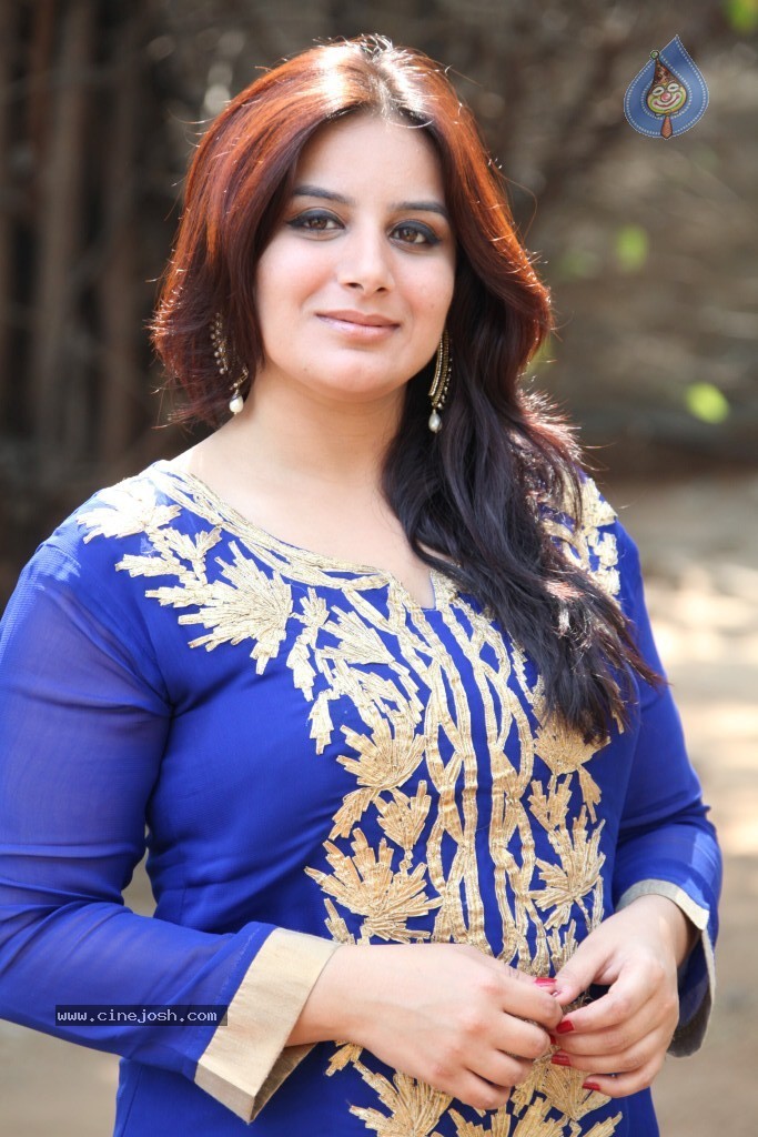 Pooja Gandhi New Stills - 89 / 104 photos