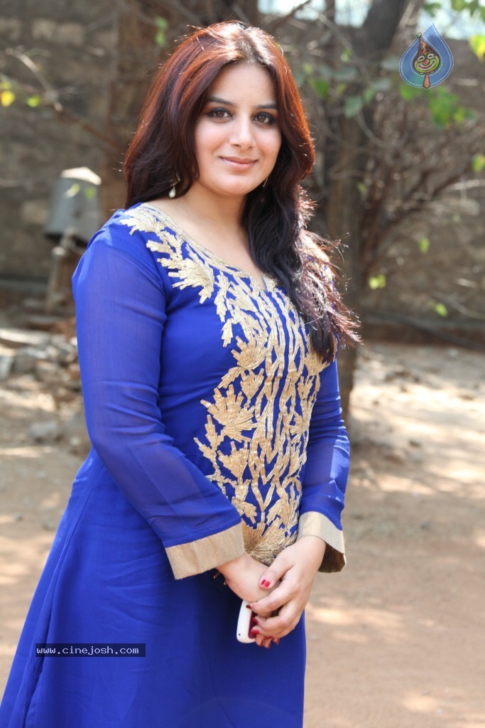 Pooja Gandhi New Stills - 99 / 104 photos