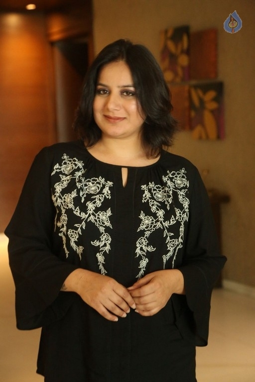 Pooja Gandhi Stills - 10 / 17 photos