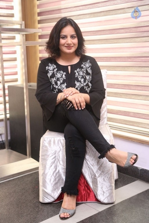 Pooja Gandhi Stills - 13 / 17 photos