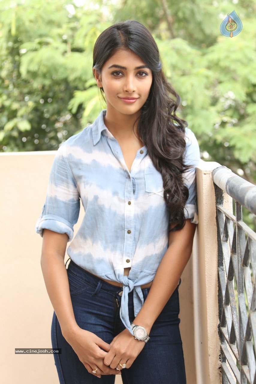 Pooja Hegde Gallery - 23 / 87 photos