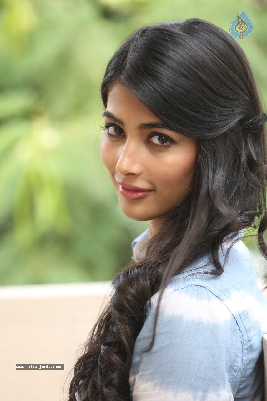 Pooja Hegde Gallery - 32 / 87 photos