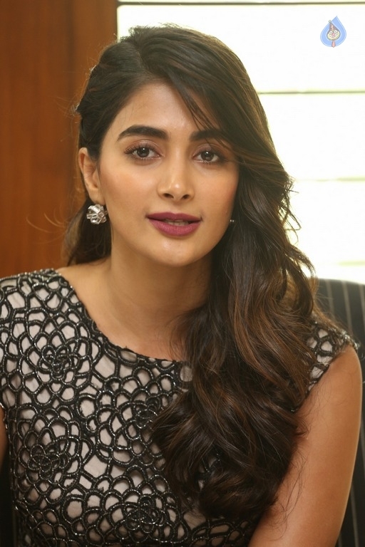 Pooja Hegde Latest Photos - 10 / 52 photos