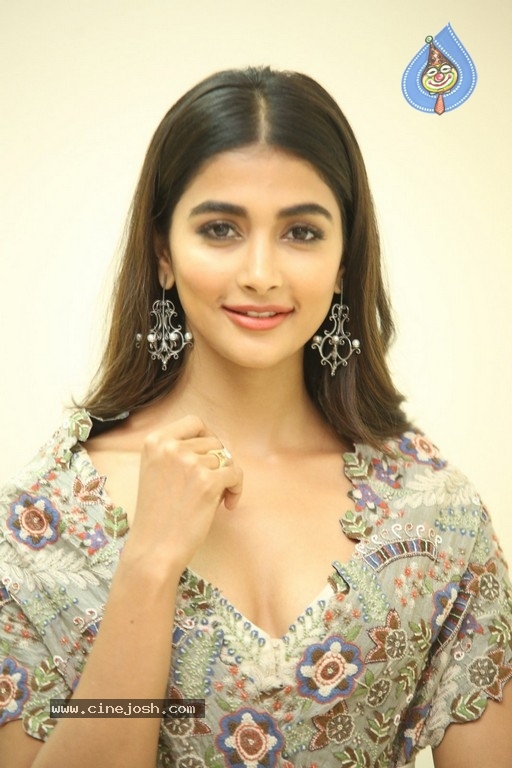 Pooja Hegde New Pics - 2 / 20 photos
