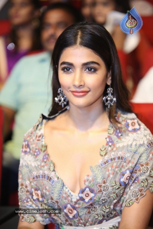 Pooja Hegde New Pics - 4 / 20 photos