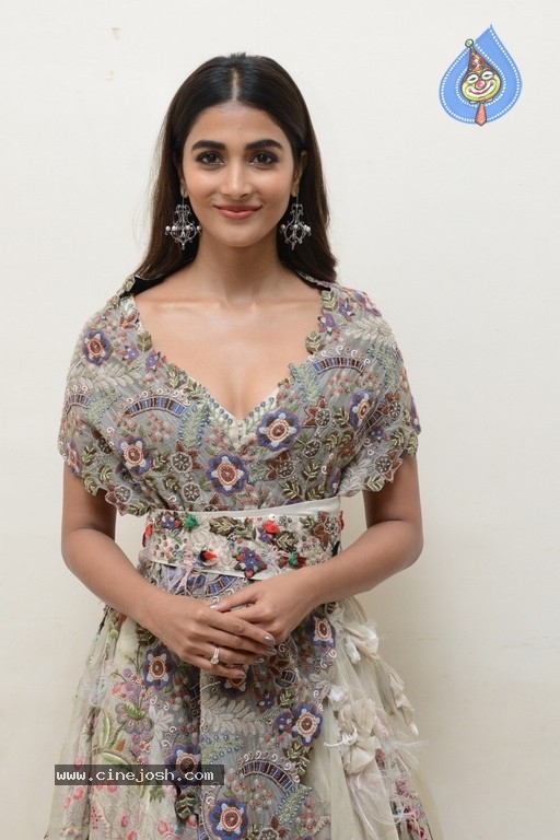 Pooja Hegde New Pics - 6 / 20 photos