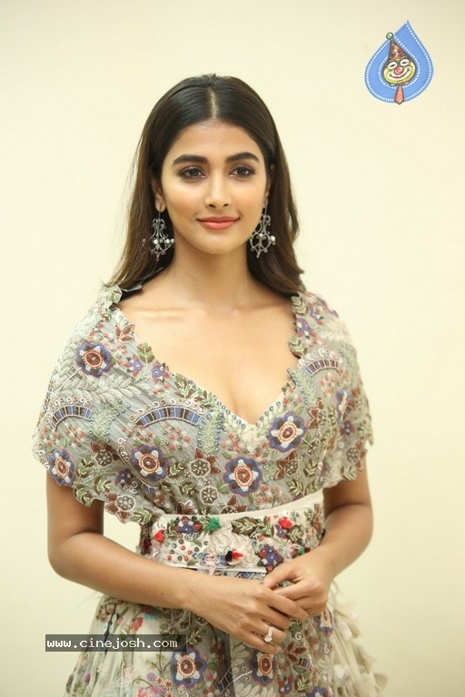 Pooja Hegde New Pics - 7 / 20 photos