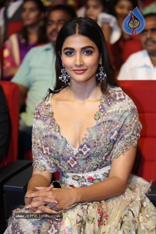 Pooja Hegde New Pics - 13 / 20 photos