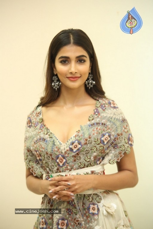 Pooja Hegde New Pics - 14 / 20 photos