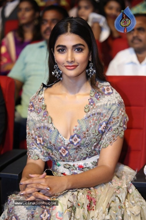 Pooja Hegde New Pics - 16 / 20 photos