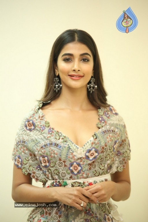 Pooja Hegde New Pics - 20 / 20 photos