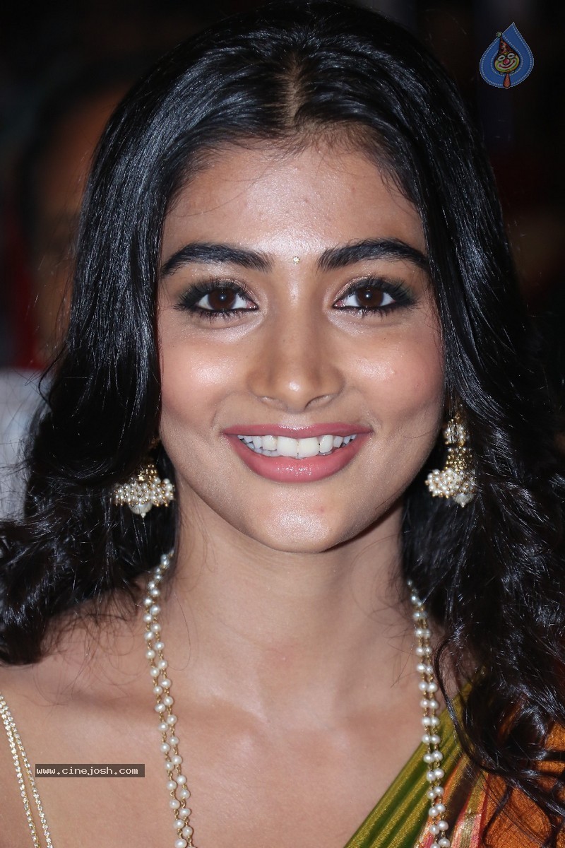 Pooja Hegde New Pics - 32 / 84 photos