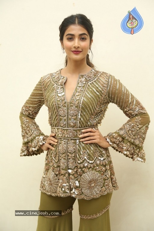 Pooja Hegde New Stills - 4 / 21 photos