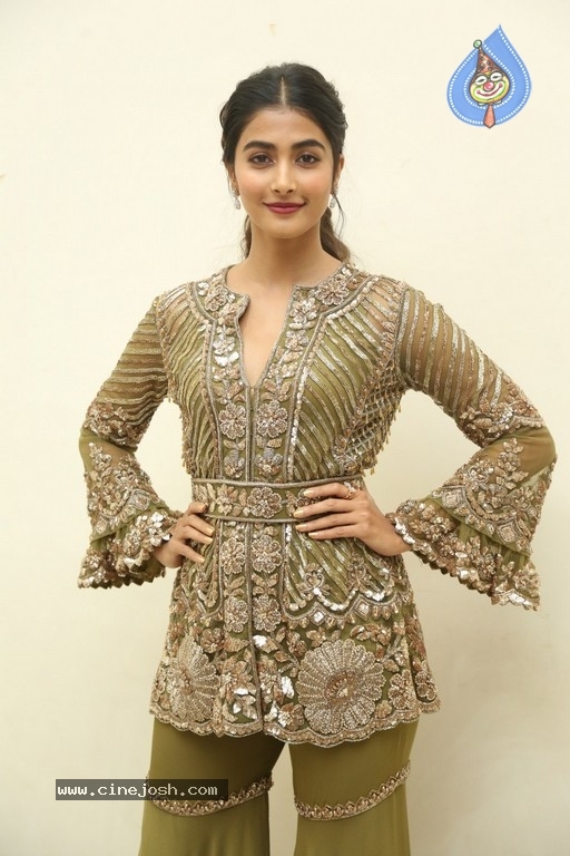 Pooja Hegde New Stills - 7 / 21 photos