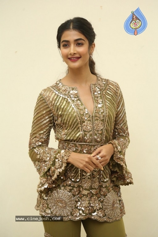 Pooja Hegde New Stills - 10 / 21 photos