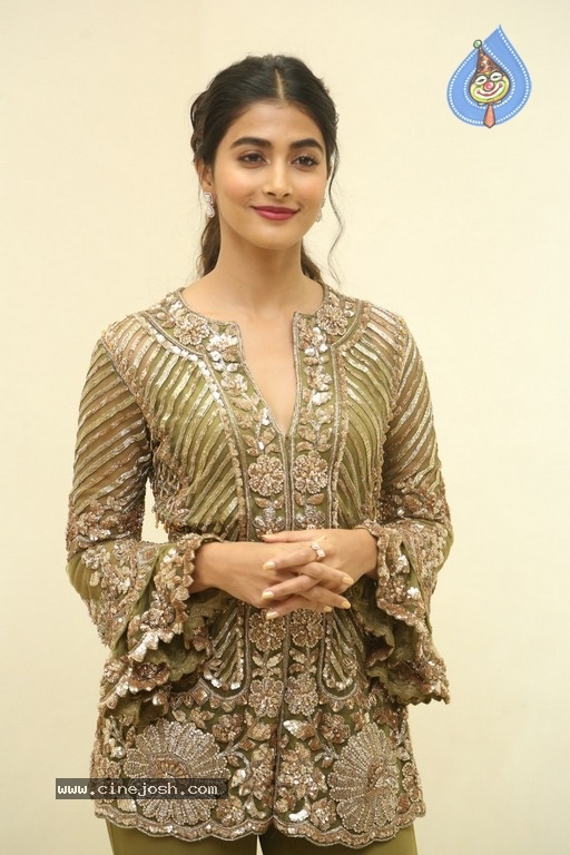 Pooja Hegde New Stills - 11 / 21 photos