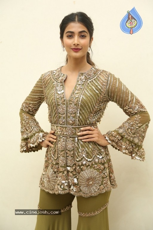 Pooja Hegde New Stills - 13 / 21 photos