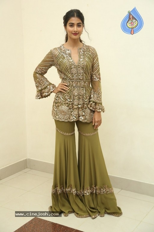 Pooja Hegde New Stills - 19 / 21 photos