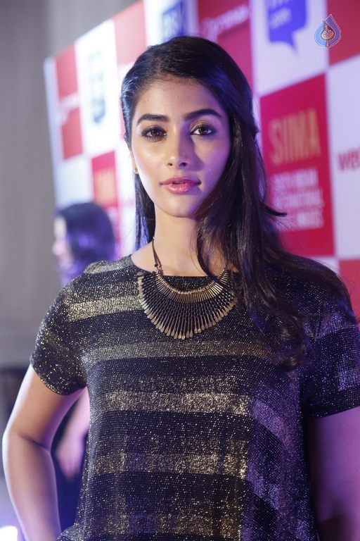 Pooja Hegde Pictures - 16 / 22 photos