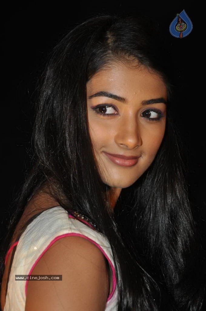 Pooja Hegde Stills - 27 / 54 photos