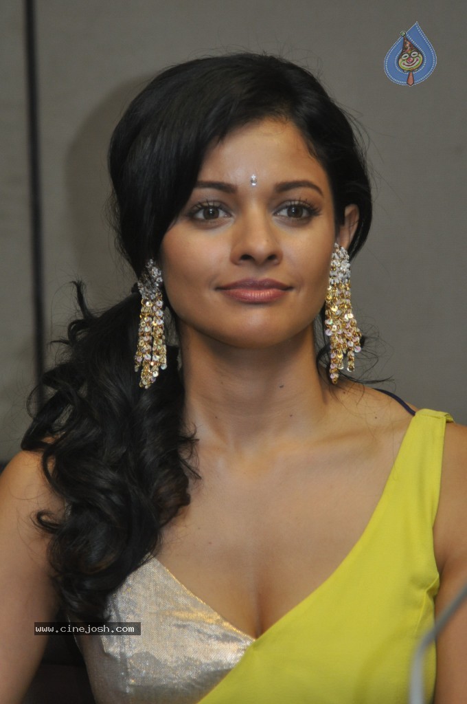 Pooja Hot Stills - 27 / 51 photos