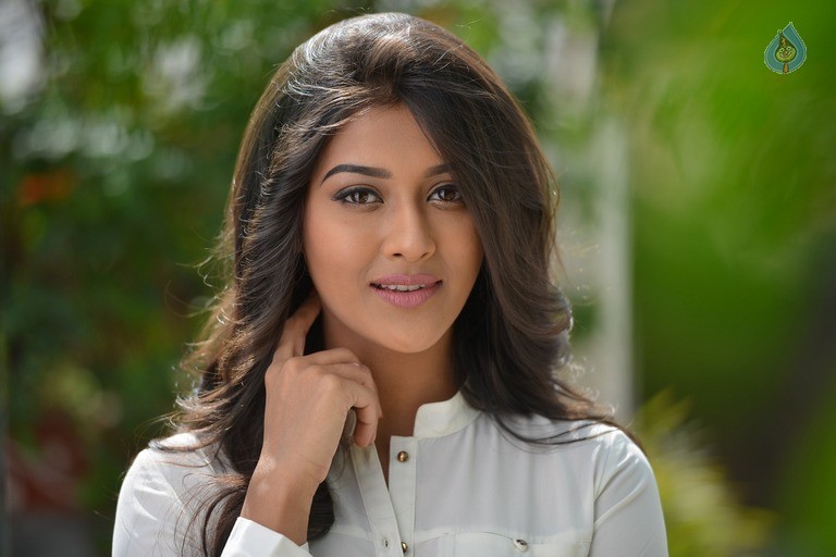Pooja Jhaveri Latest Photos - 37 / 42 photos
