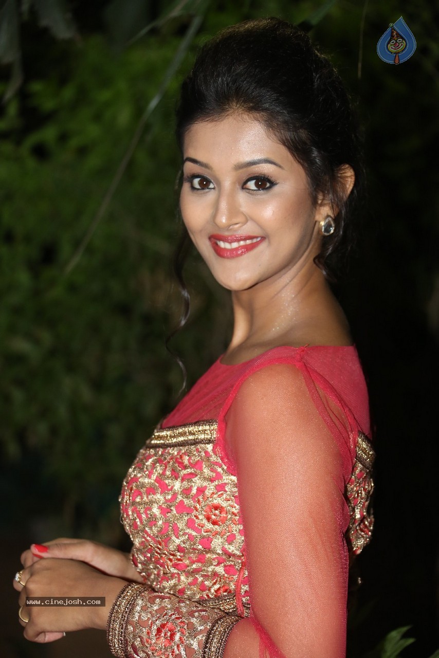 Pooja Jhaveri New Photos - 65 / 67 photos