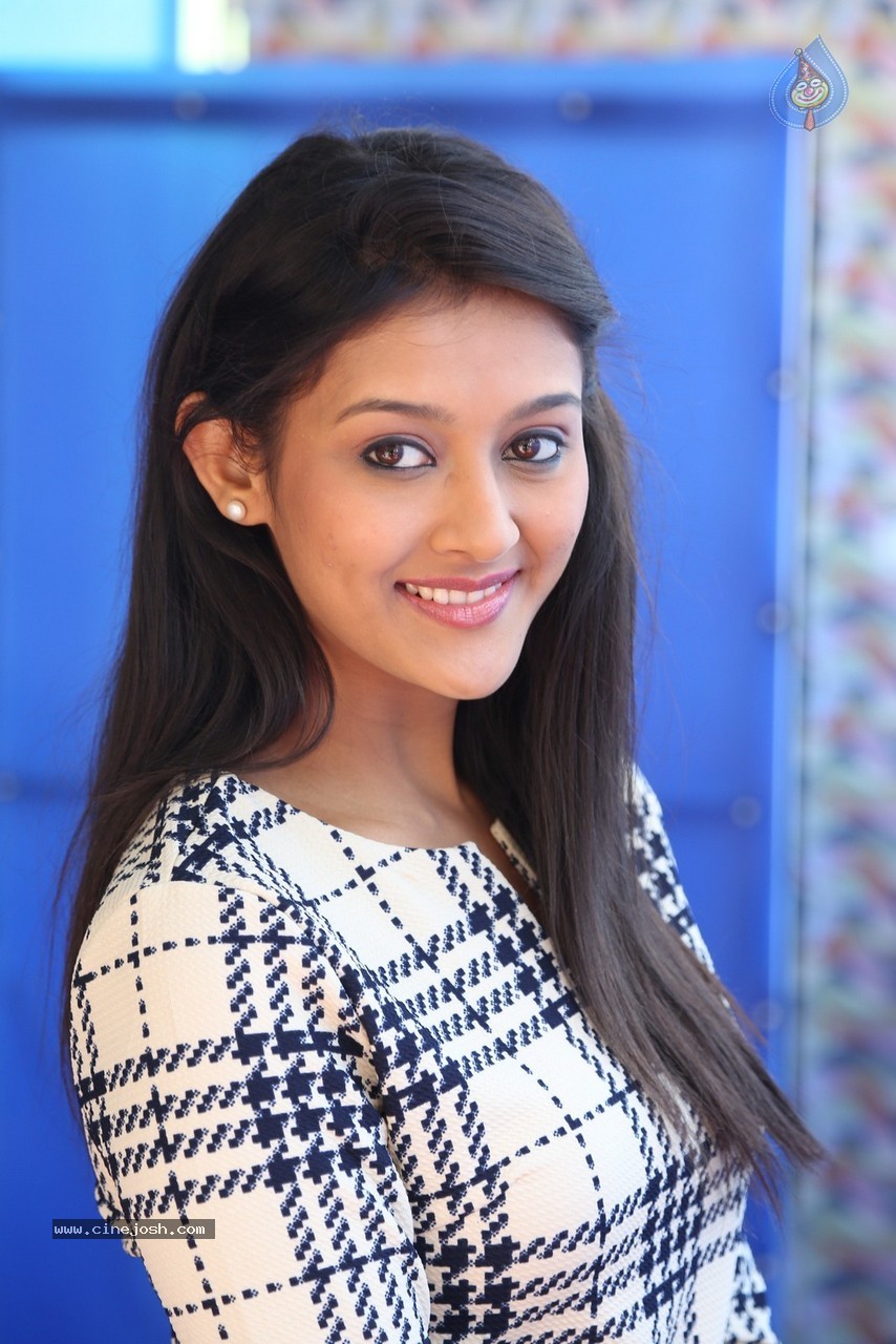 Pooja Jhaveri New Photos - 16 / 90 photos