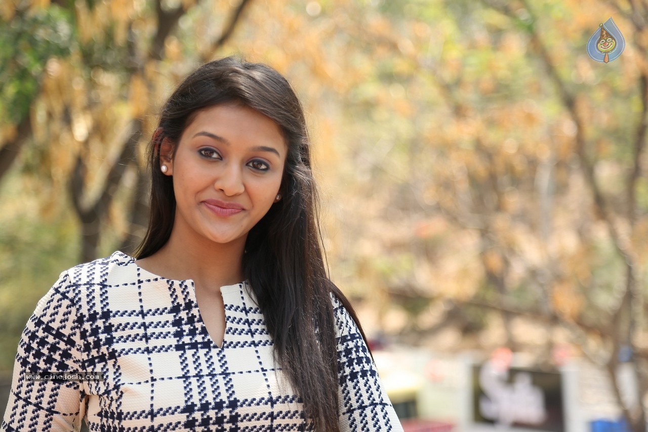 Pooja Jhaveri New Photos - 32 / 90 photos
