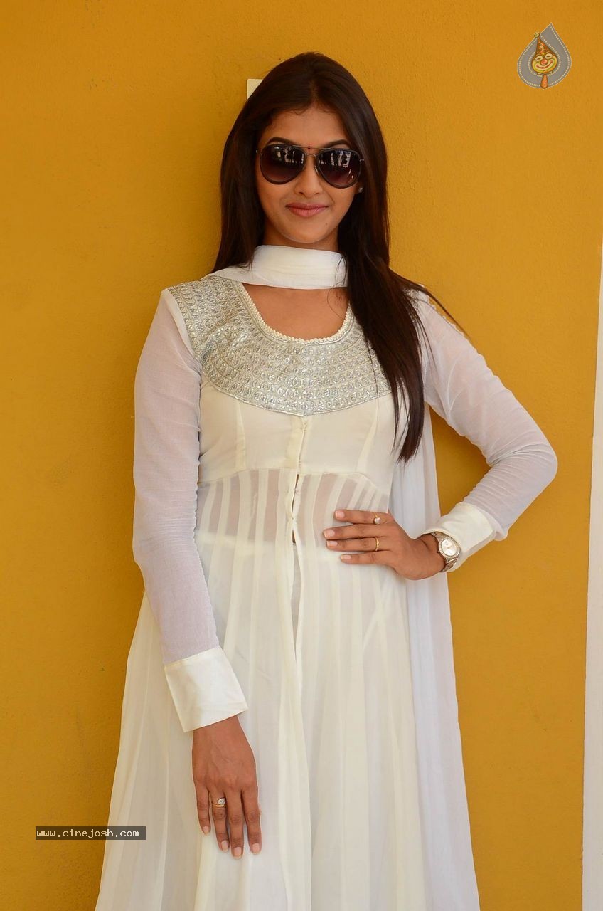 Pooja Jhaveri New Photos - 23 / 63 photos