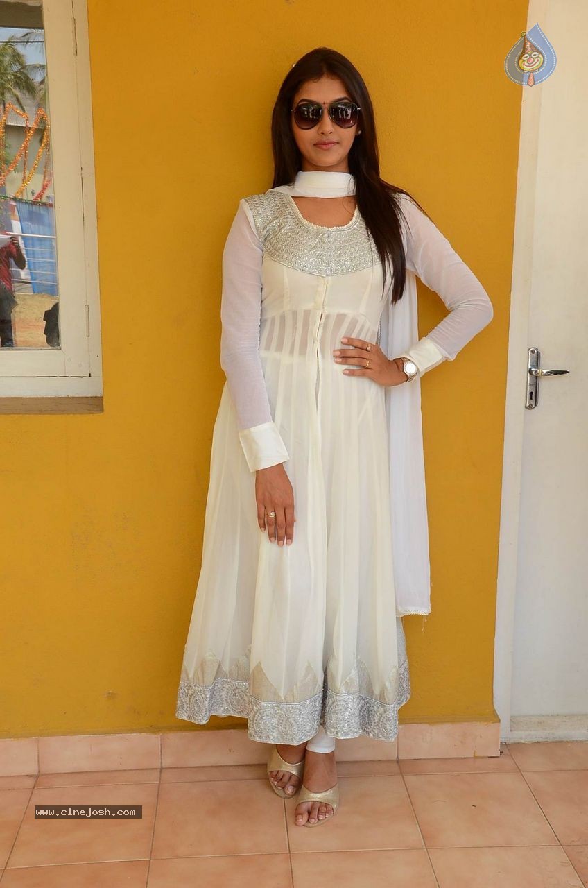 Pooja Jhaveri New Photos - 40 / 63 photos