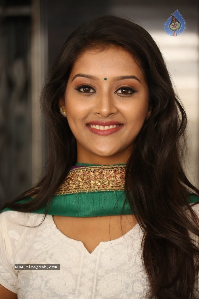 Pooja Jhaveri New Stills - 12 / 99 photos