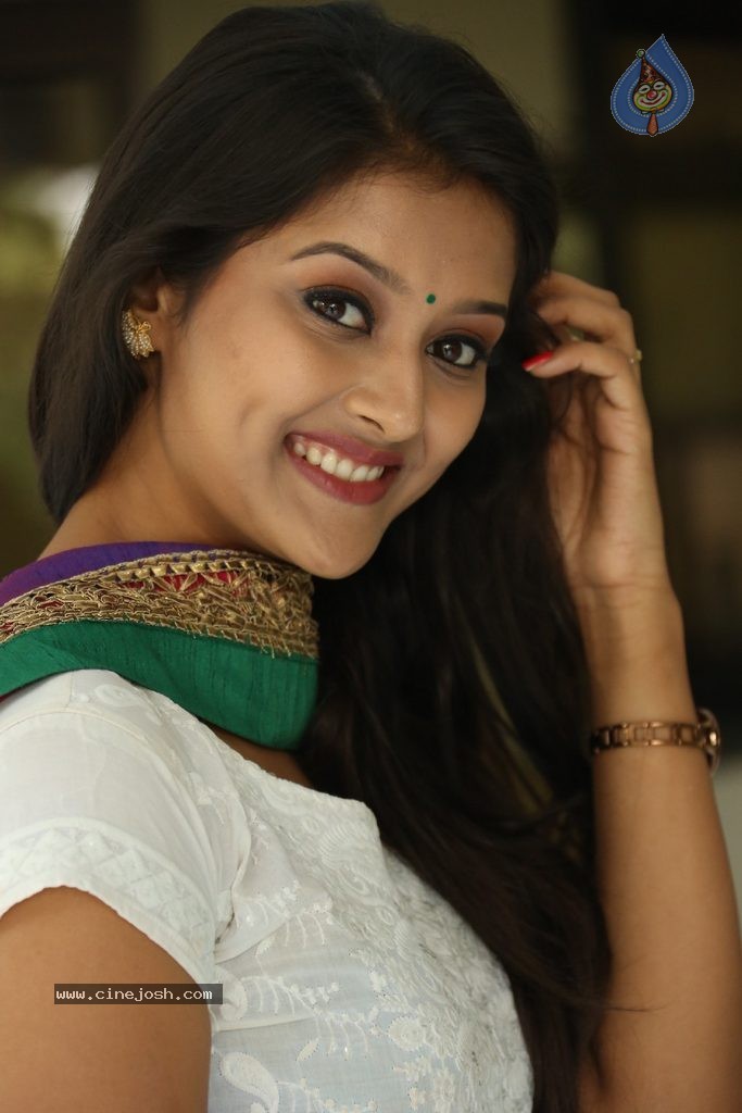 Pooja Jhaveri New Stills - 13 / 99 photos