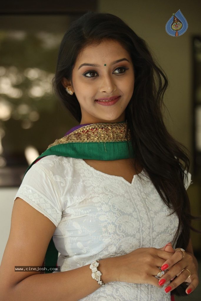 Pooja Jhaveri New Stills - 19 / 99 photos