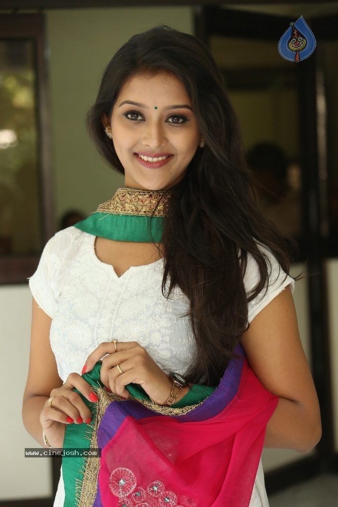 Pooja Jhaveri New Stills - 28 / 99 photos
