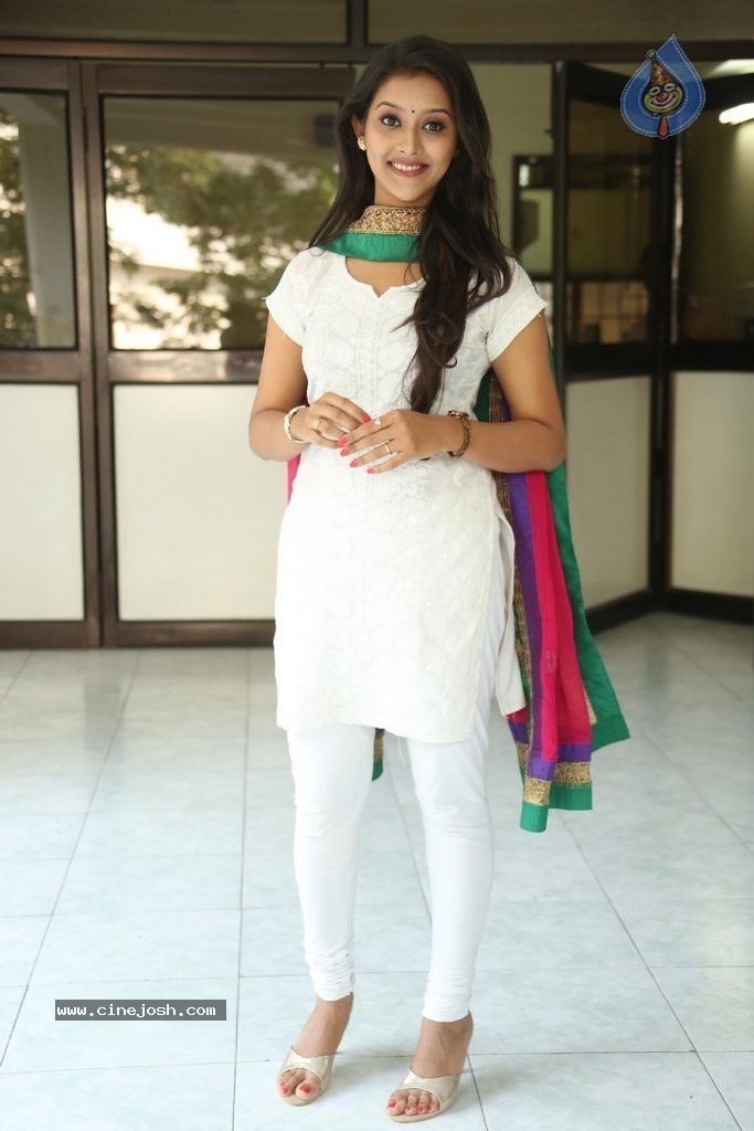 Pooja Jhaveri New Stills - 32 / 99 photos