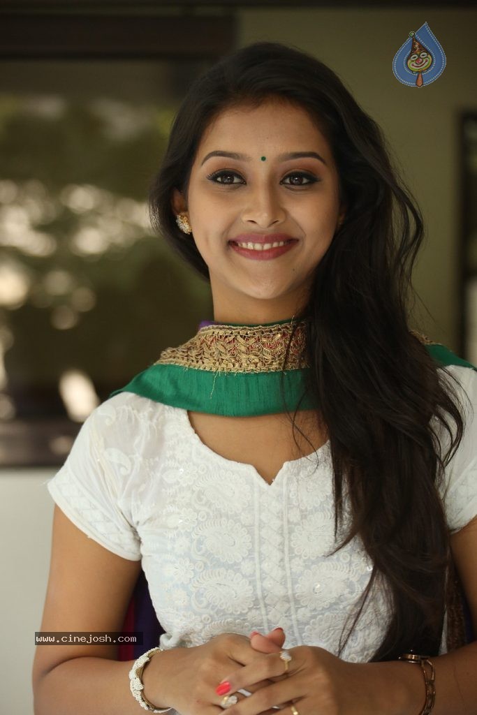 Pooja Jhaveri New Stills - 49 / 99 photos
