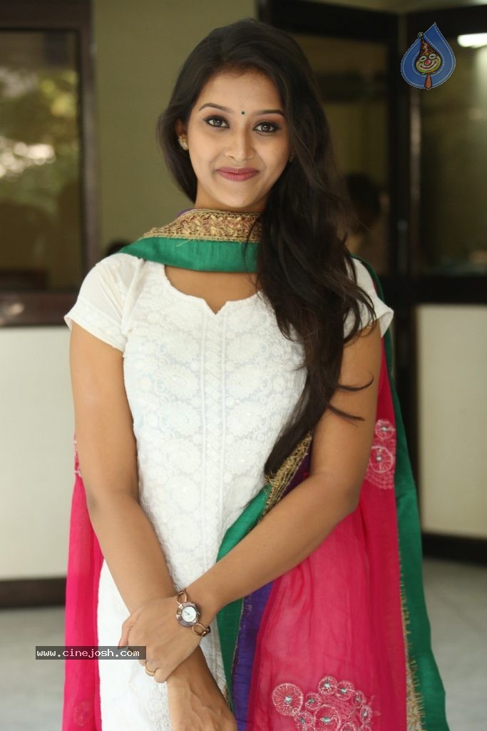 Pooja Jhaveri New Stills - 61 / 99 photos