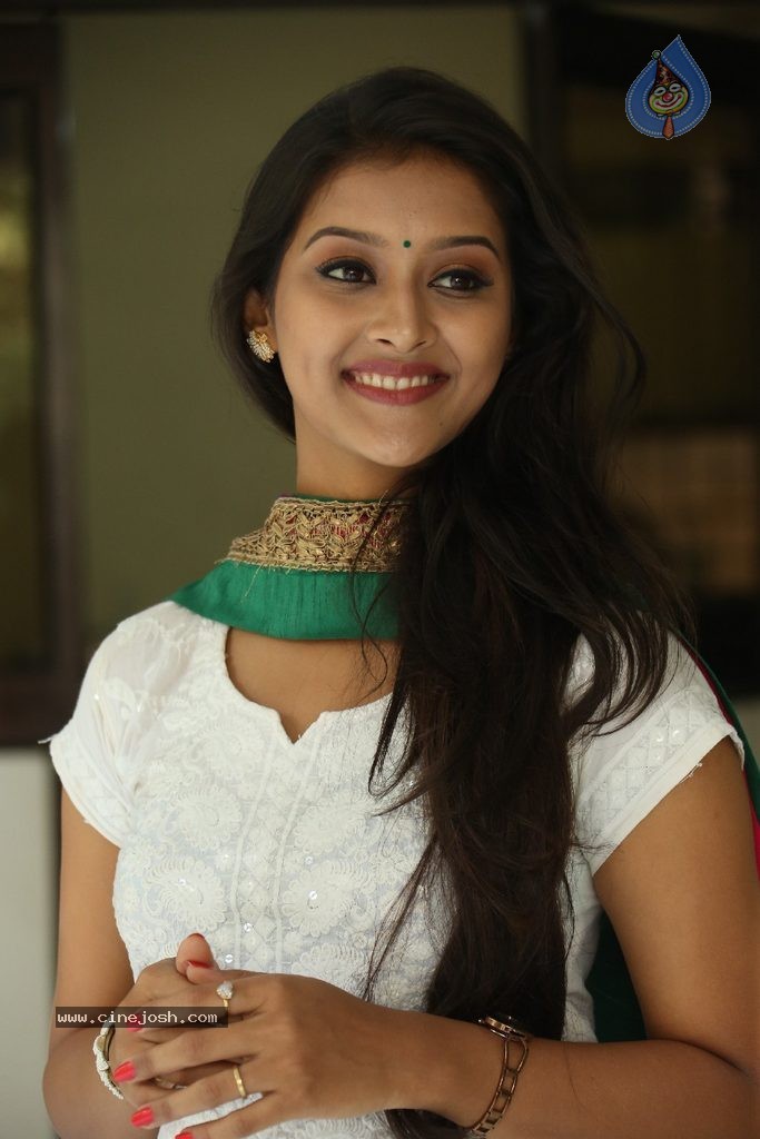 Pooja Jhaveri New Stills - 71 / 99 photos