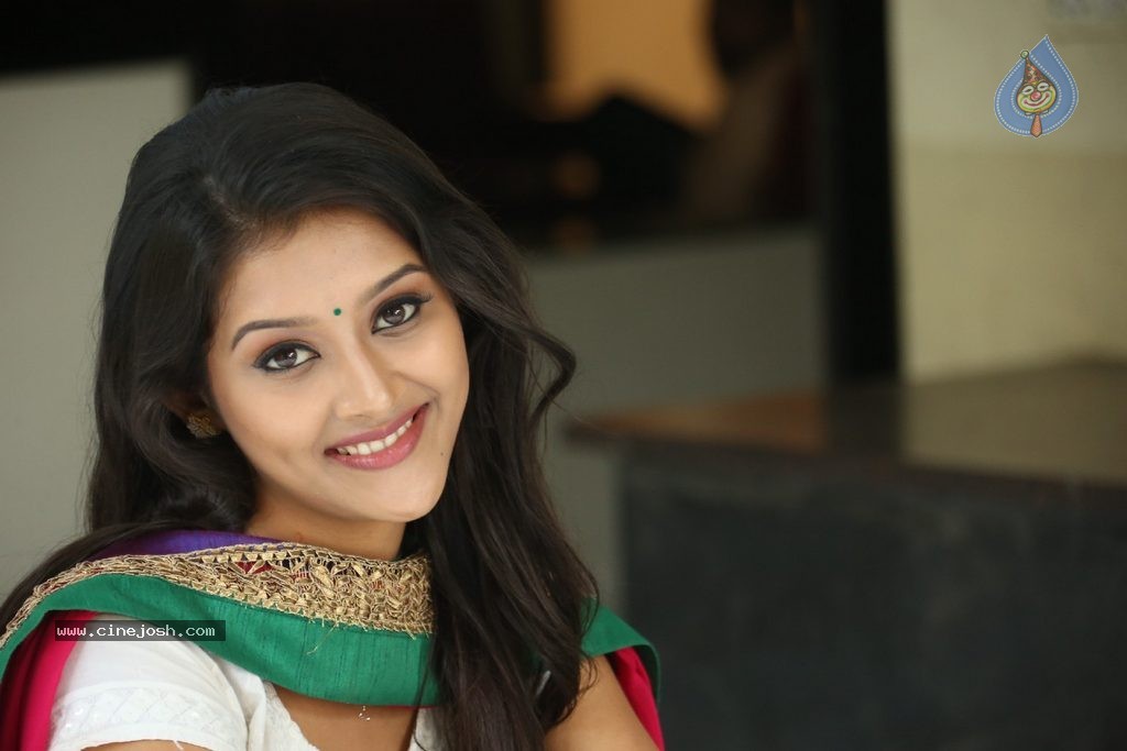 Pooja Jhaveri New Stills - 95 / 99 photos