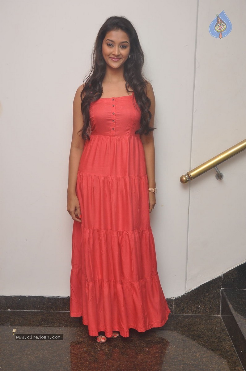 Pooja Jhaveri Stills - 17 / 49 photos