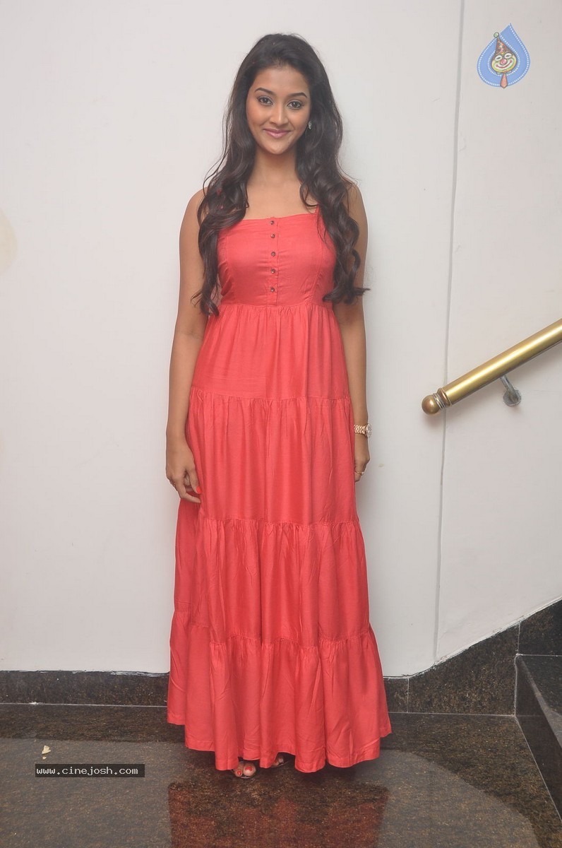 Pooja Jhaveri Stills - 20 / 49 photos