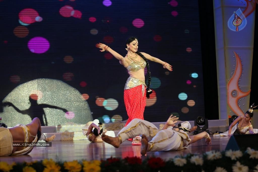 Pooja Kumar Dance Performance at Uttama Villain Audio Launch - 1 / 36 photos