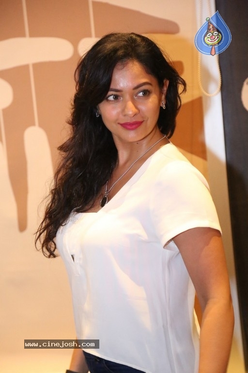 Pooja Kumar Gallery - 2 / 42 photos