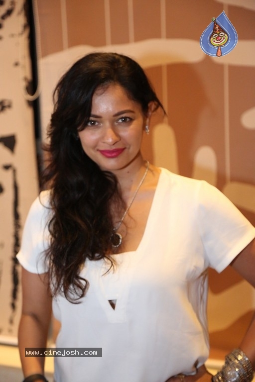 Pooja Kumar Gallery - 15 / 42 photos