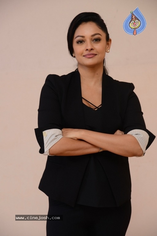 Pooja Kumar Latest Pics - 2 / 7 photos