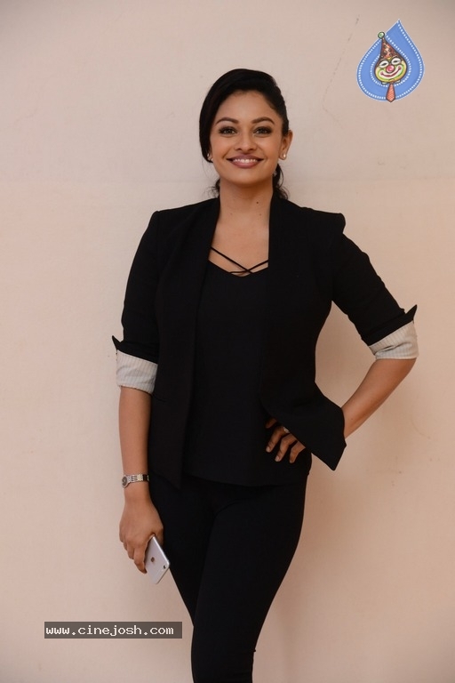 Pooja Kumar Latest Pics - 5 / 7 photos