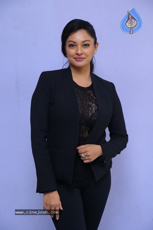 Pooja Kumar Latest Stills - 8 / 20 photos